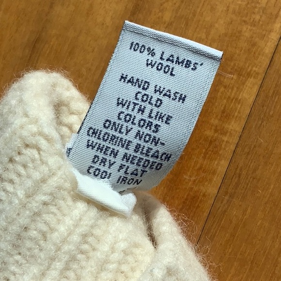 GAP Ivory Chunky Cable-Stitch Mittens lambs wool knit mittens - Picture 3 of 4